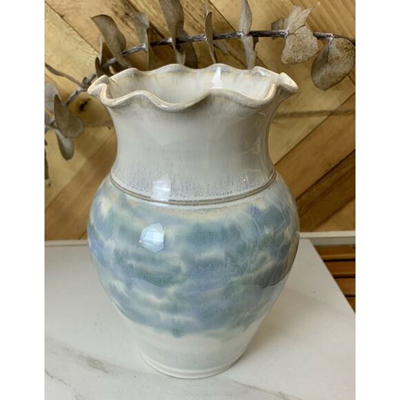 Studio ceramic pottery vase ruffled edge white blue signed 6.5” - Picture 10 of 12